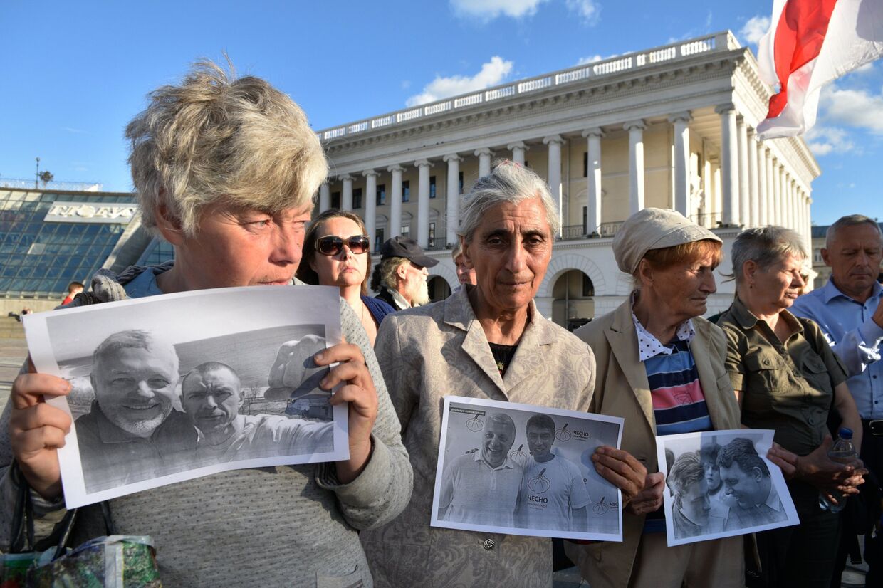 Участники акции памяти журналиста Павла Шеремета в Киеве