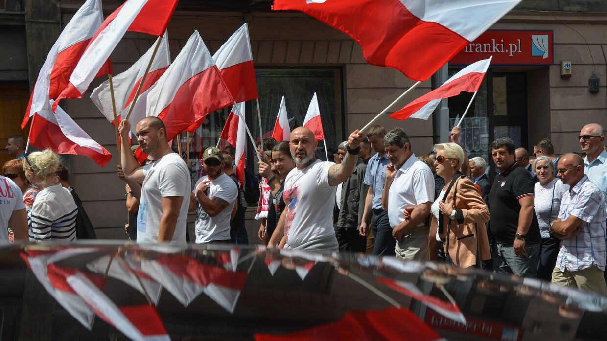 Участники марша памяти жертв Волынской резни в Пшемышле