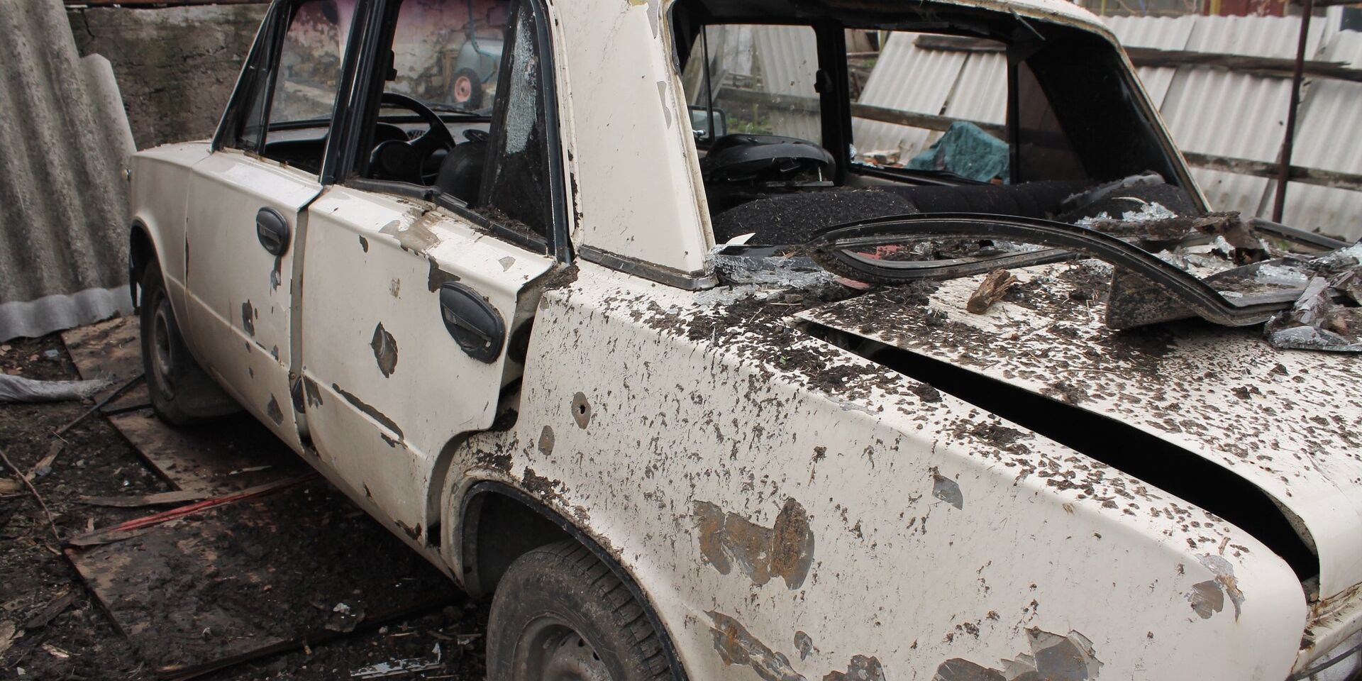 Автомобиль во дворе жилого дома, пострадавший в результате обстрела украинскими силовиками, в Макеевке - ИноСМИ, 1920, 20.08.2023