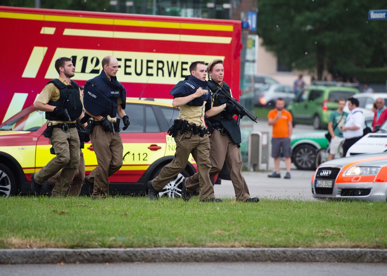 Полиция на месте стрельбы в торговом центре Мюнхена
