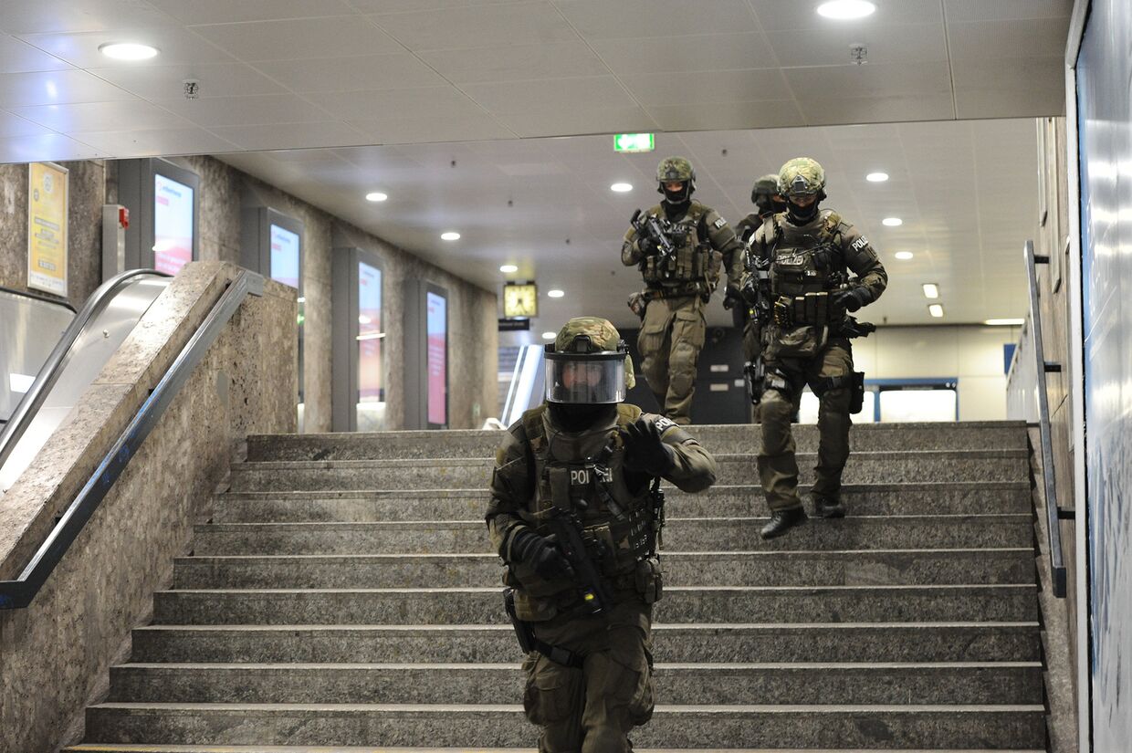 Полиция в метро на странции Карлсплатц. Мюнхен, 22 июля 2016