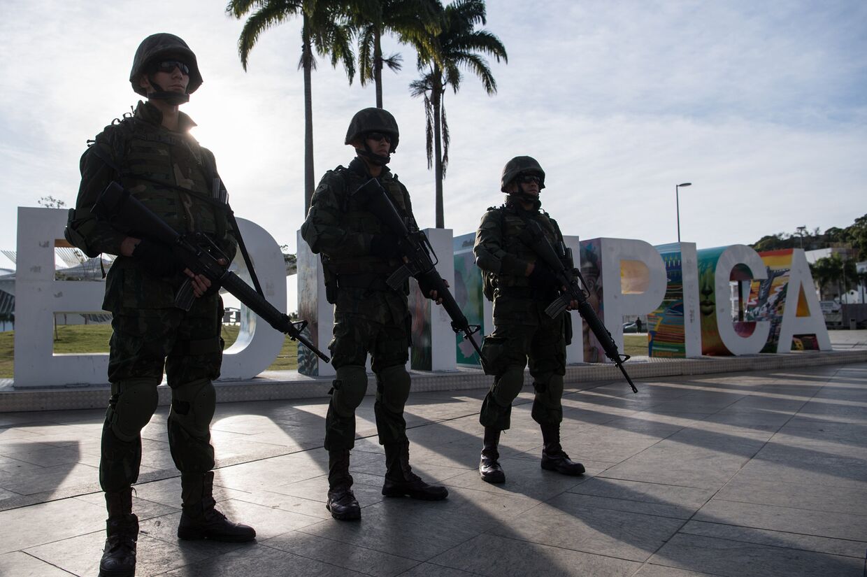 Морпехи на площади Мауа в центре Рио-де-Жанейро