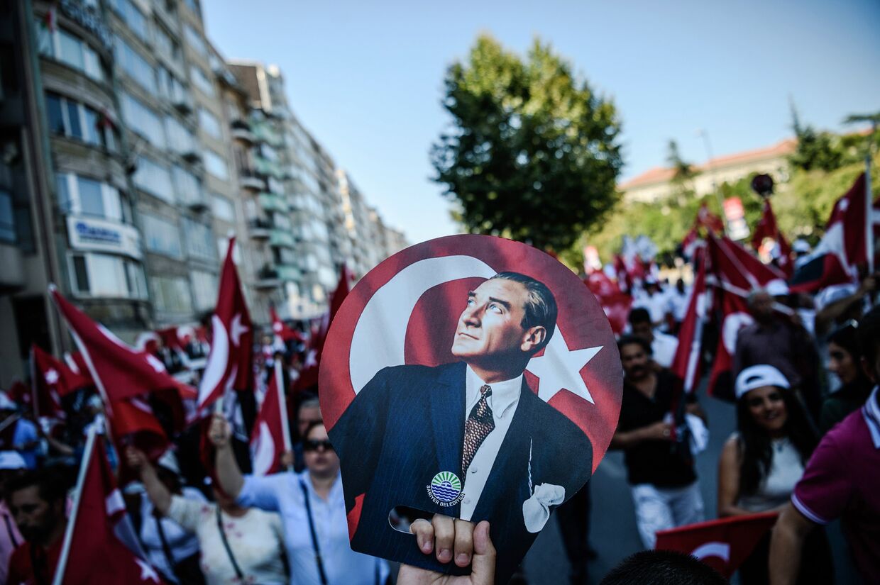 Портрет Мустафы Кемаля Ататюрка на демонстрации в Стамбуле