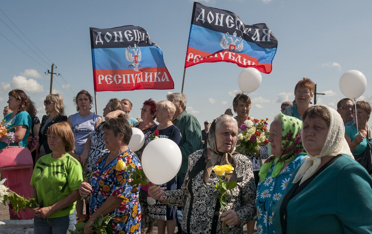 Местные жители Донецкой Народной Республики на месте крушения малайзийского лайнера возле села Грабово