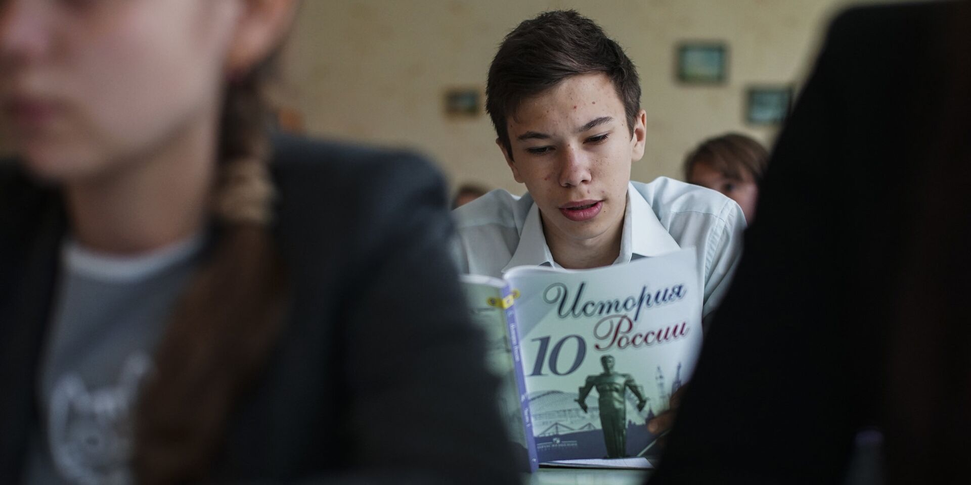 Ученик читает учебник по истории России в одной из школ Донецка - ИноСМИ, 1920, 23.06.2023