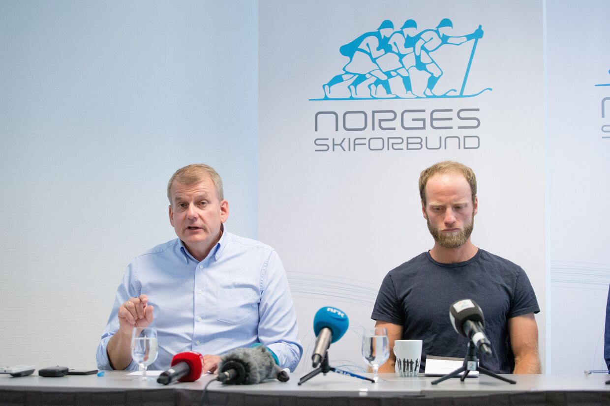 Председатель федерации лыжного спорта Норвегии Эрик Рёсте и лыжник Мартин Сундбю