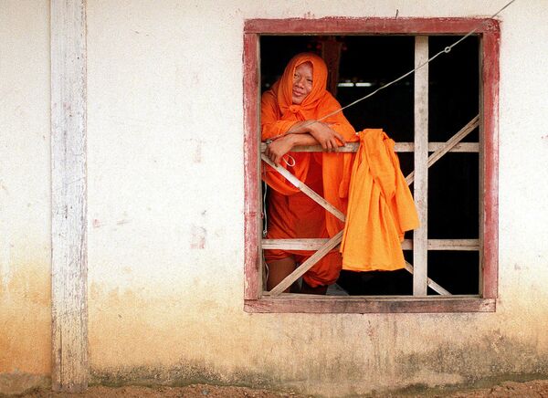 Камбоджийский монах в храме города Пномпень Камбоджийский монах в храме города Пномпень