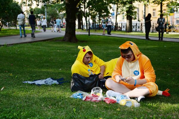 Игроки в Pokemon Go в Ильинском сквере в Москве Игроки в Pokemon Go в Ильинском сквере в Москве