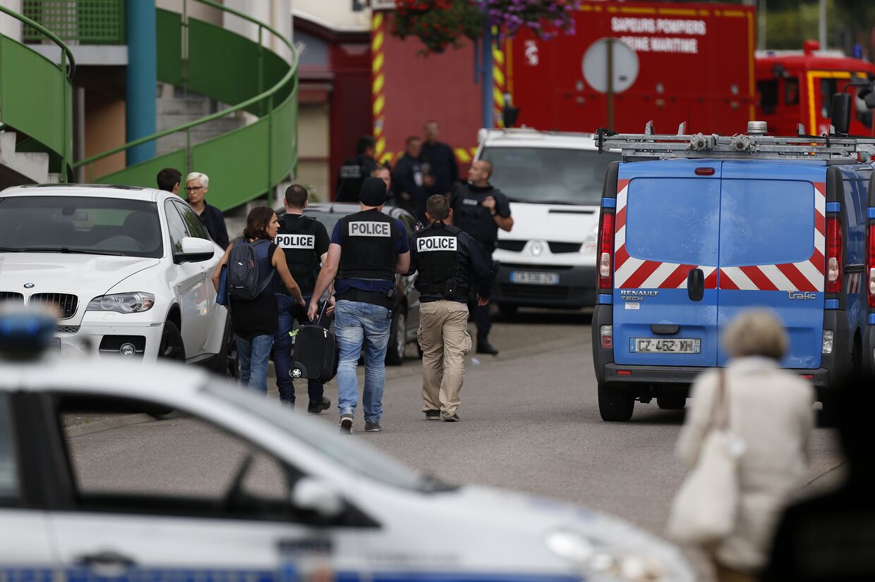 Полицейские и пожарные возле церкви в городке Сент-Этьен-дю-Рувре, Франция