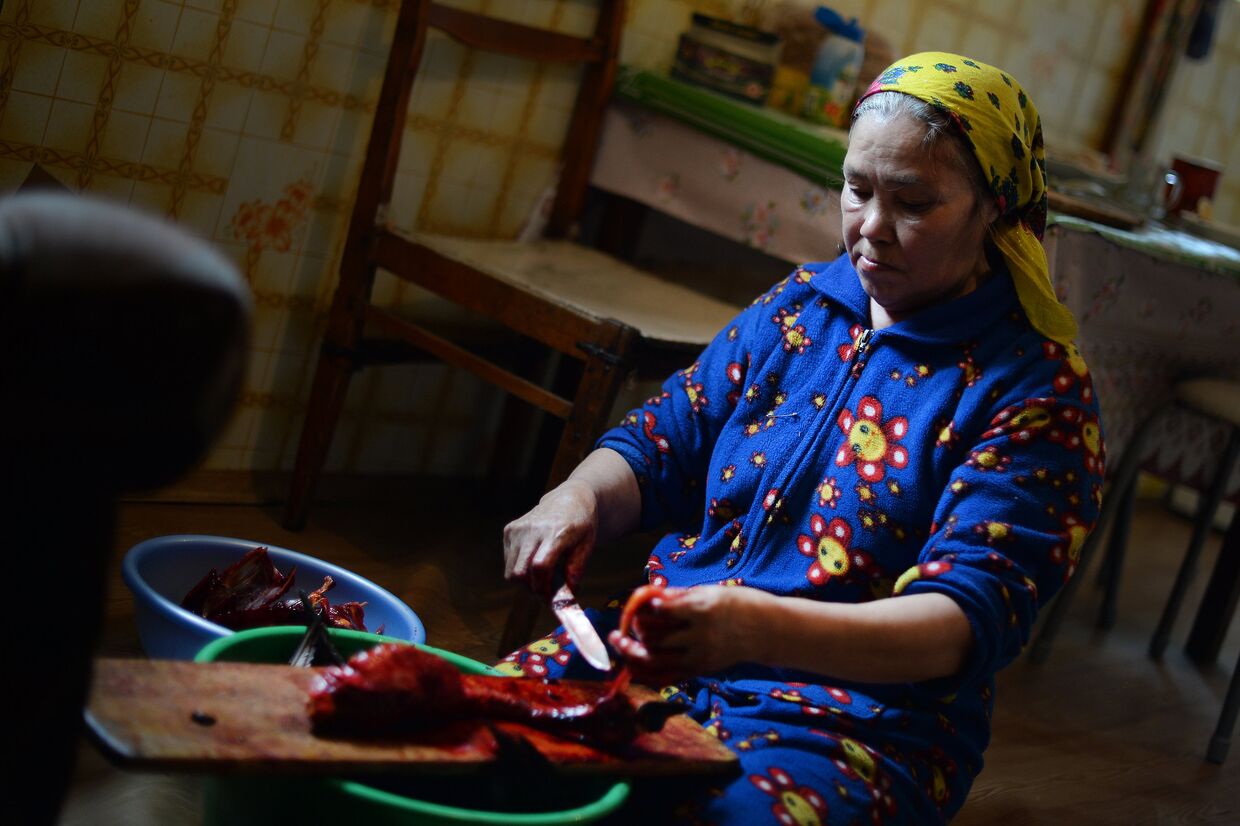Женщина на кухне своего дома в стойбище Усть-Ватьеган коренного народа ханты в Нижневартовском районе Ханты-Мансийского округа