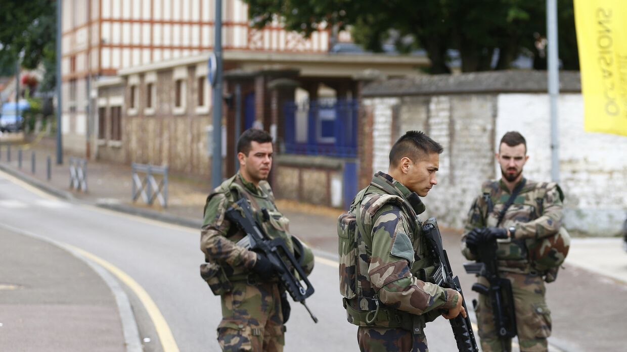 Солдаты на месте захвата заложников в церкви города Сент-Этьен-дю-Рувре