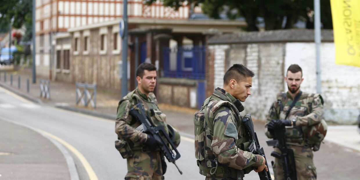 Солдаты на месте захвата заложников в церкви города Сент-Этьен-дю-Рувре Солдаты на месте захвата заложников в церкви города Сент-Этьен-дю-Рувре