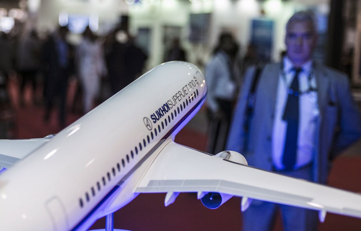 Макет самолета Сухой Суперджет-100 авиакомпании Сухой на международной авиационно-космической выставке Dubai Airshow-2015
