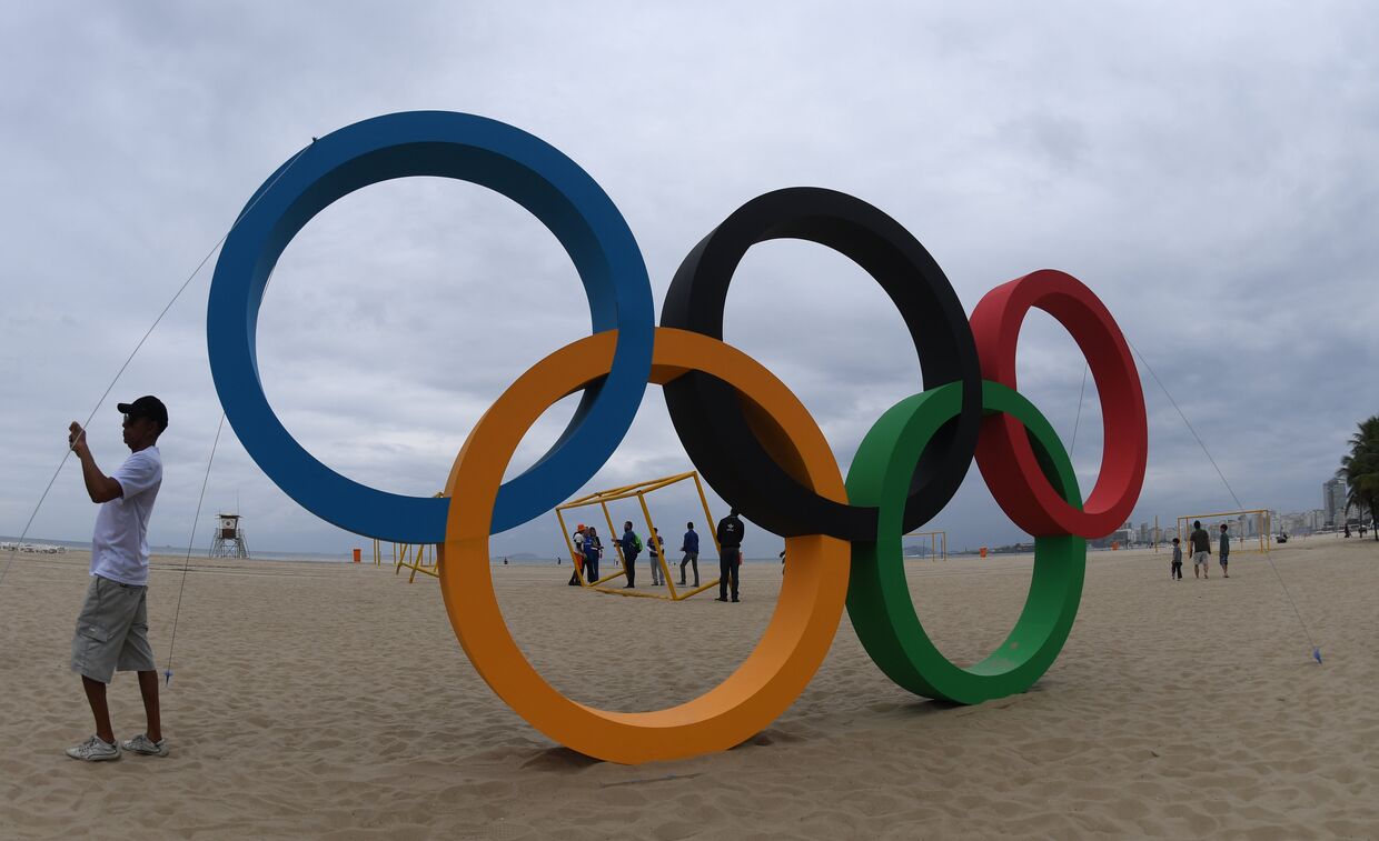 Олимпийские кольца на пляже Копакобана в Рио-де-Жанейро