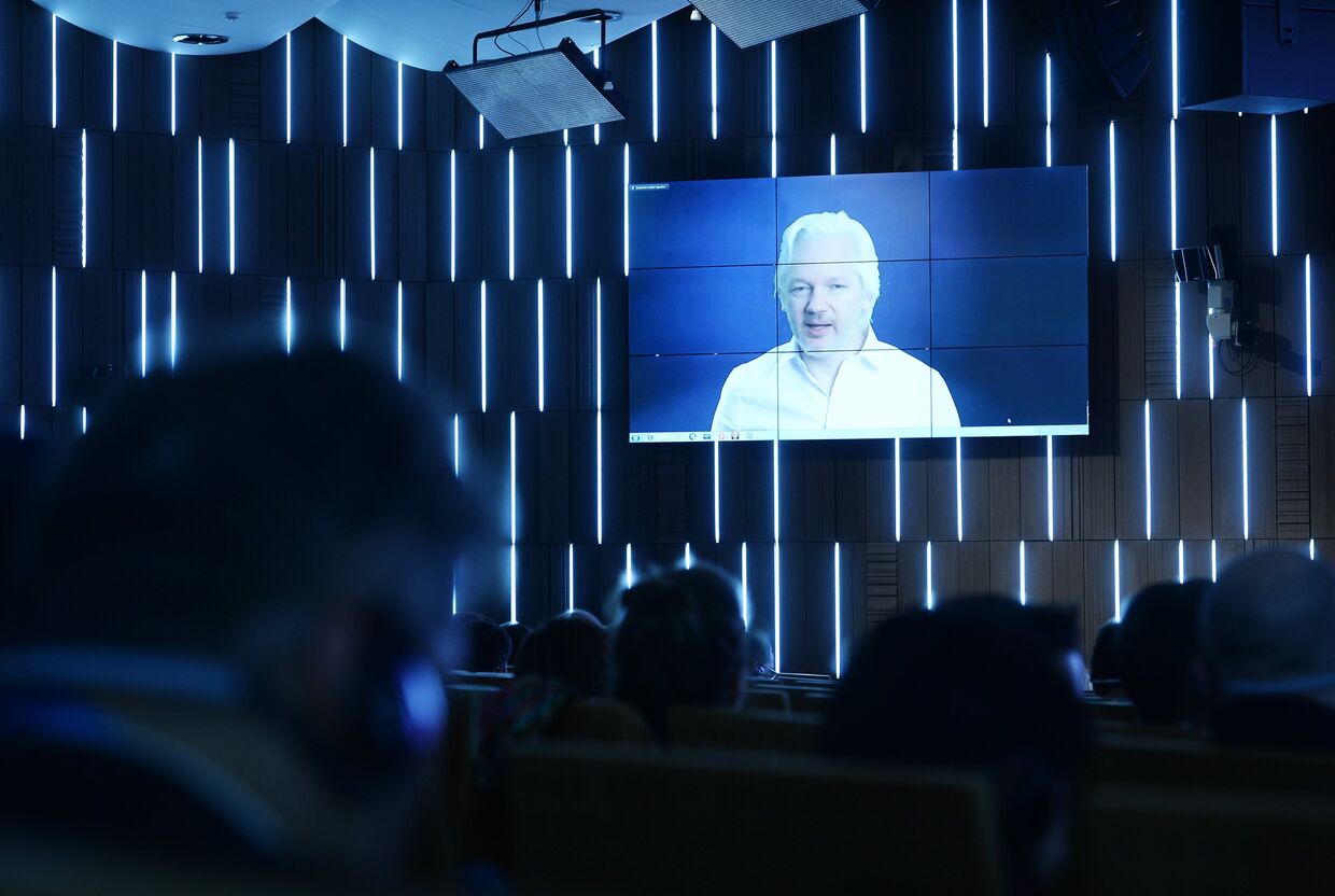 Журналист, основатель WikiLeaks Джулиан Ассанж (Австралия) выступает по видеосвязи на третьей сессии «Конец монополии: век открытой информации»