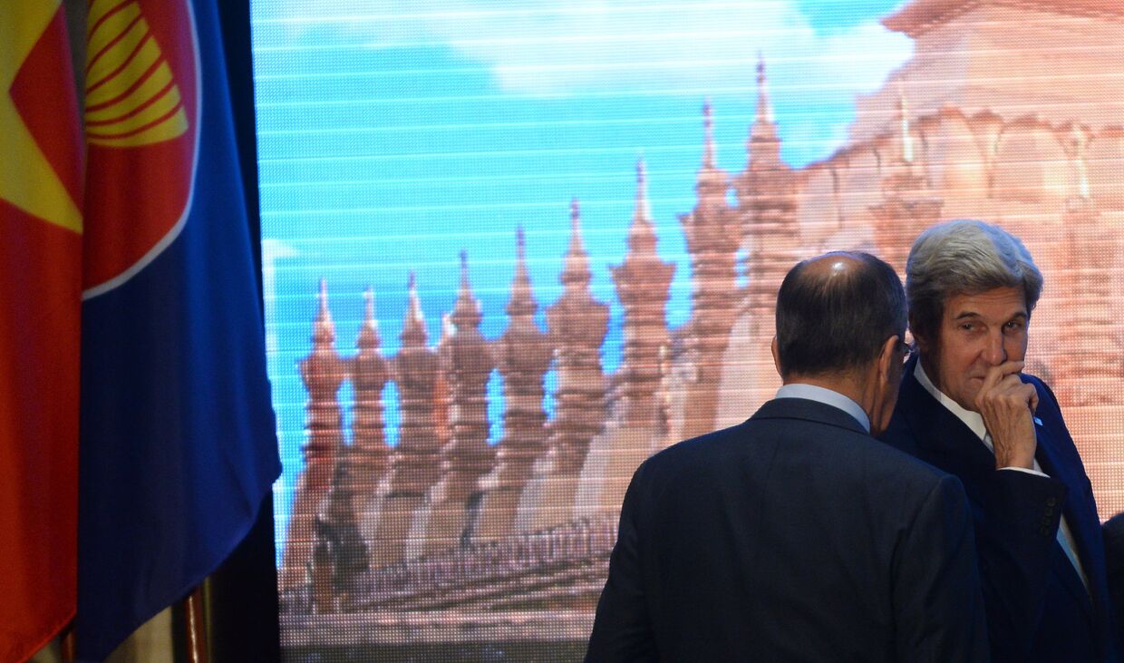 Министр иностранных дел РФ Сергей Лавров и госсекретарь США Джон Керри в Лаосе