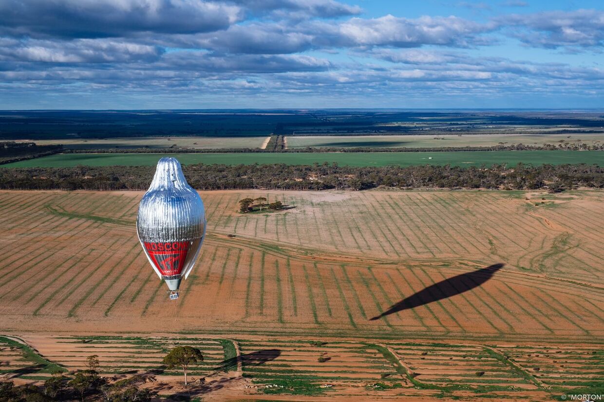 Приземление воздушного шара путешественника Федор Конюхов в Австралии после кругосветного путешествия