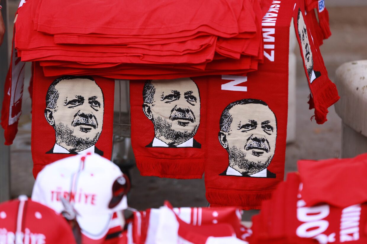 Шарфы с изображением президента Турции Реджепа Эрдогана во время митинга против военного переворота в Анкаре