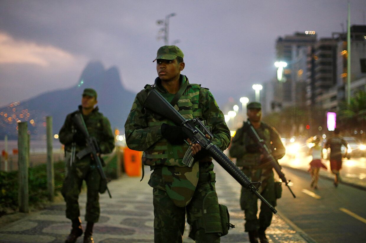 Бразильские солдаты патрулируют пляж в Рио-де-Жанейро