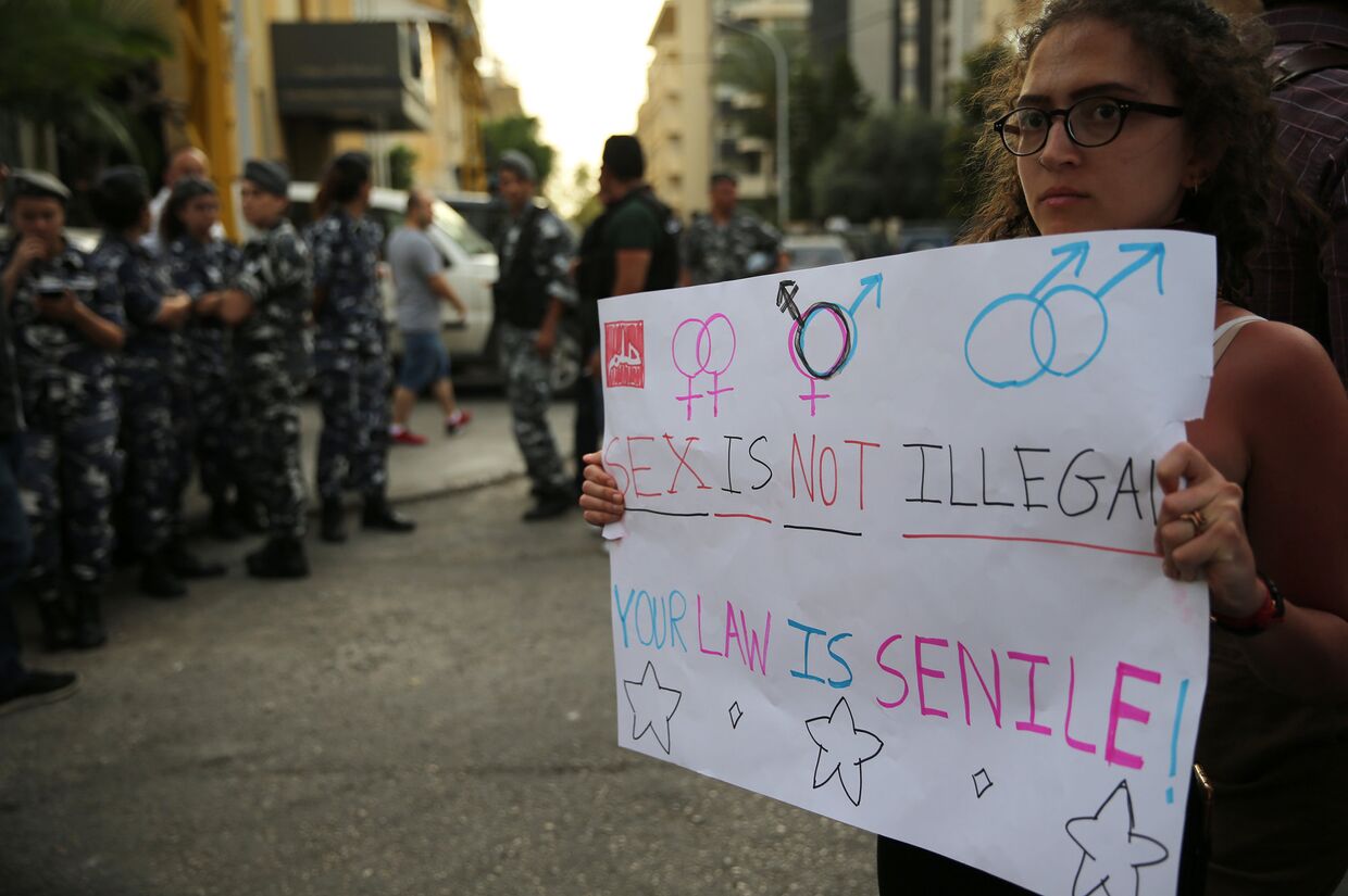 Сторонники ЛГБТ сообщества во время забастовки перед полицейским участком в Бейруте