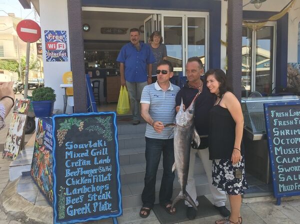 Российский космонавт Юрий Маленченко со своей семьей в городе Херсониссос