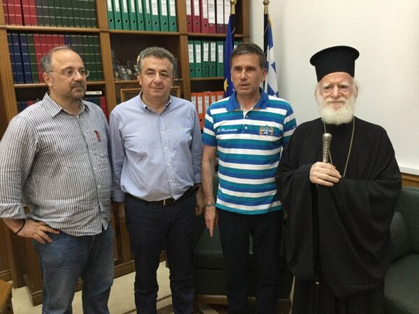 Российский космонавт Юрий Маленченко с организаторами и чиновниками