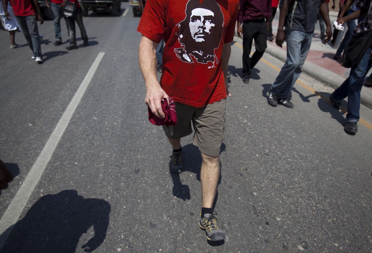 Футболка с изображением революционного героя Кубы Эрнесто Че Гевары на демонстранте