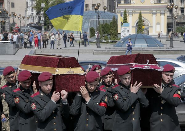 Украинские солдаты несут гробы с телами сослуживцев Украинские солдаты несут гробы с телами сослуживцев
