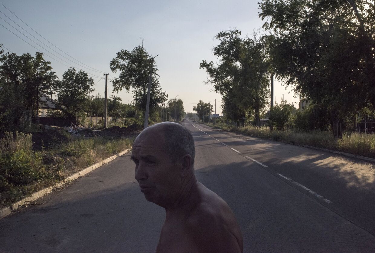 Мужчина на одной из улиц в поселке Веселое Донецкой области
