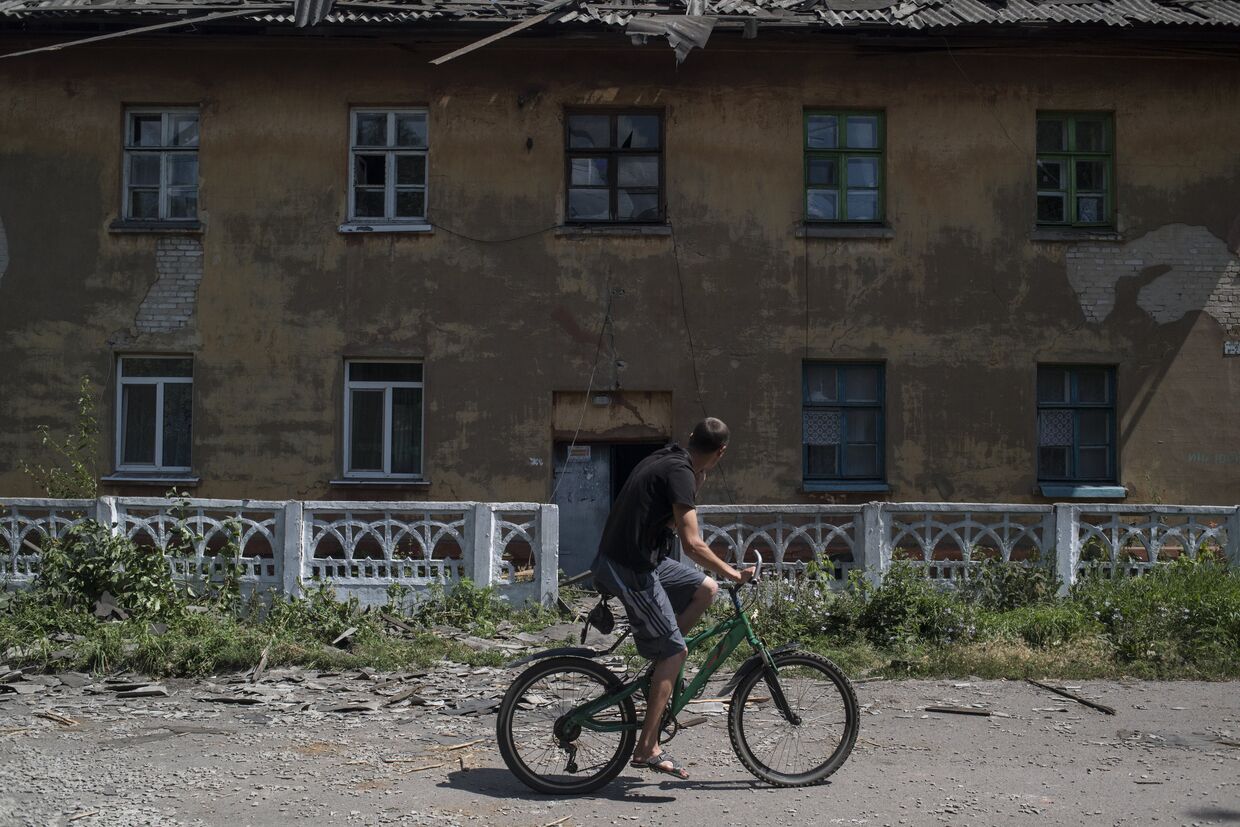 Последствия обстрела поселка Дом в поселке Никитовка Донецкой области, поврежденный в результате обстрела в Донецкой области