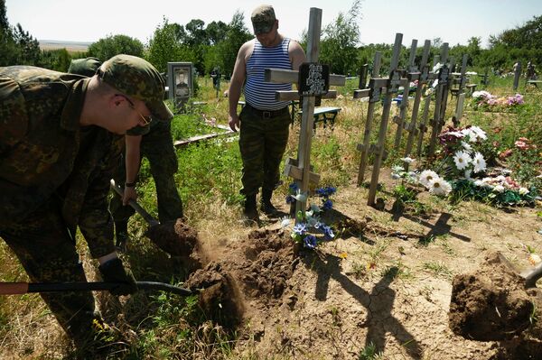 Волонтеры во время эксгумации останков погибших в ходе боевых действий на востоке Украины на месте братской могилы Волонтеры во время эксгумации останков погибших в ходе боевых действий на востоке Украины на месте братской могилы