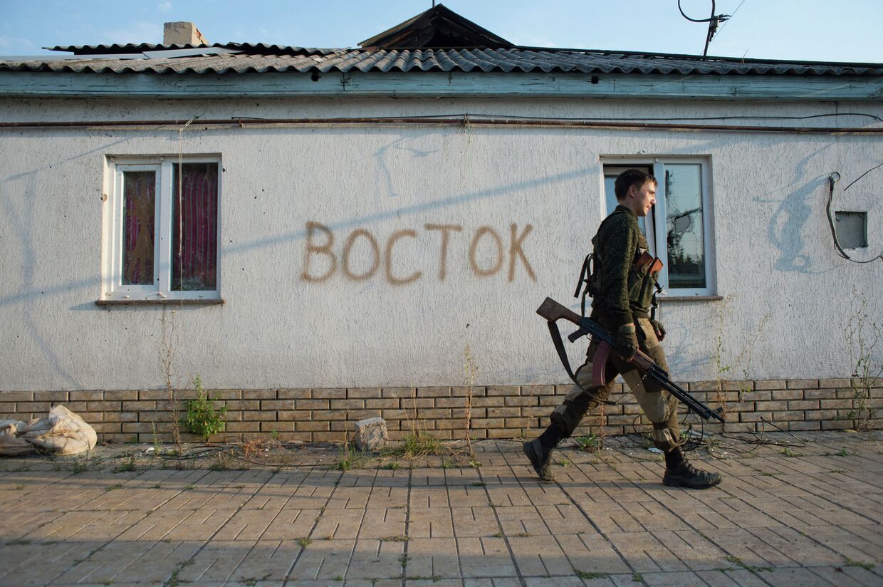 Боец 2-го батальона бригады Восток ополчения ДНР на позиции в поселке Спартак