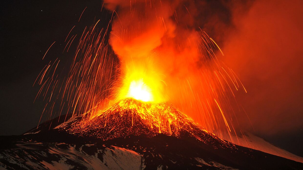 Извержение вулкана Этна в Италии