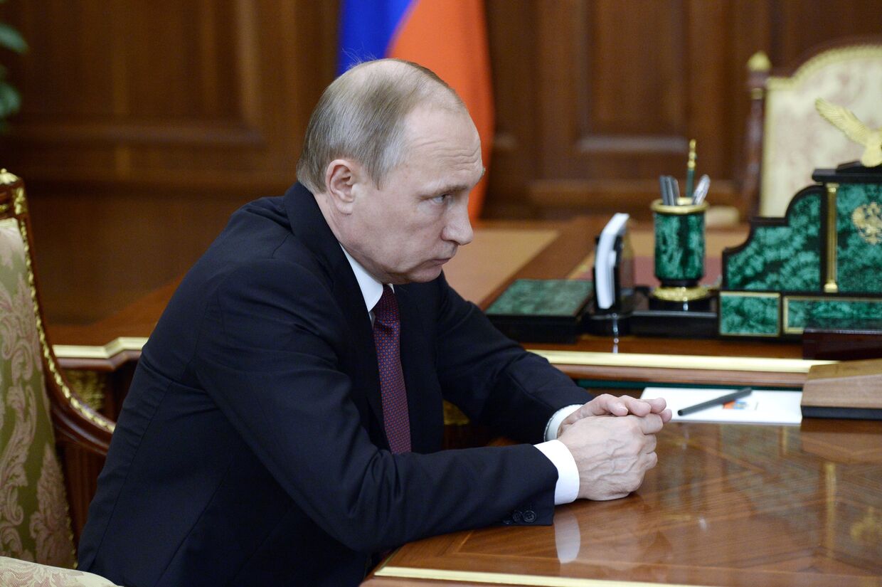 Президент России Владимир Путин во время встречи с губернатором Рязанской области Олегом Ковалёвым в Кремле. 1 августа 2016