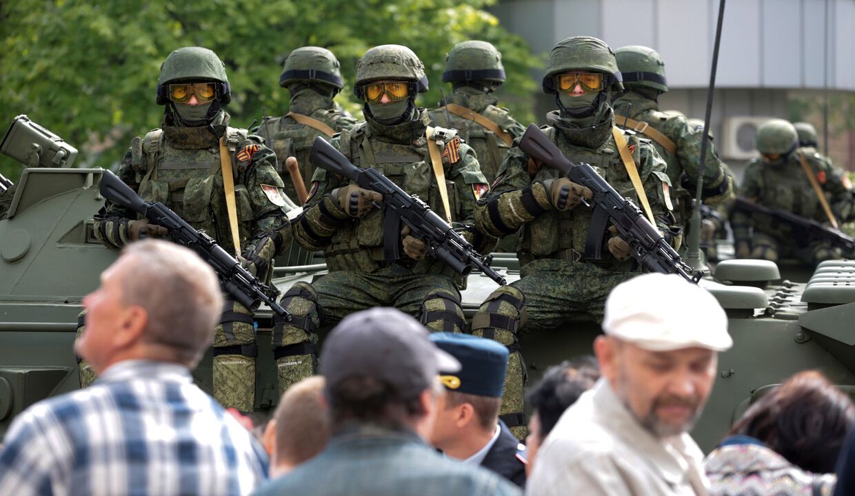 Пророссийские солдаты из Донецкой Народной Республики во время парада Победы в Донецке