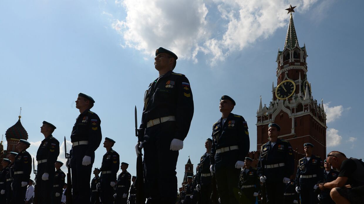 Военнослужащие во время празднования 86-й годовщины со дня образования ВДВ в Москве