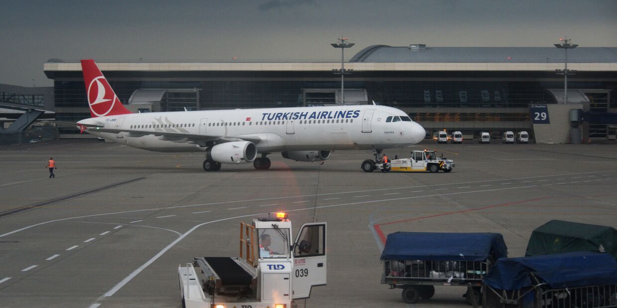 Самолет авиакомпании Turkish Airlines в аэропорту Внуково в Москве
