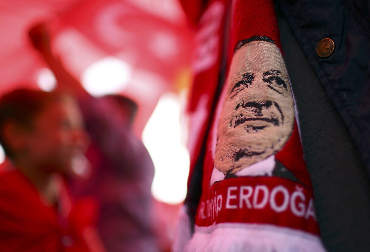 Портрет президента Турции Тайипа Эрдогана во время проправительственной акции протеста в Кельне