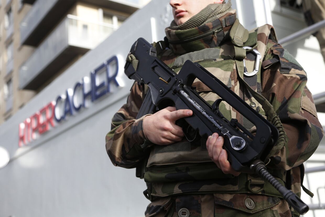 Французский солдат на страже возле супермаркета Hyper Cacher в Париже