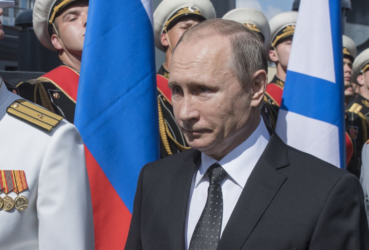 Президент РФ Владимир Путин принимает участие в праздновании Дня ВМФ в Санкт-Петербурге