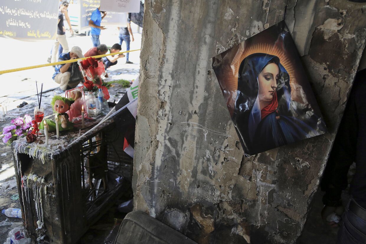 Изображение Девы Марии на стене разрушенного торгового центра, на месте взрыва грузовика со взрывчаткой в Багдаде