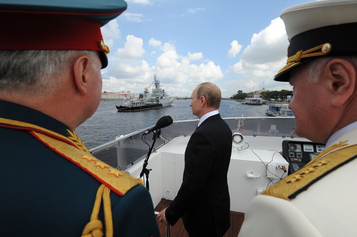 Президент РФ Владимир Путин принимает участие в праздновании Дня ВМФ в Санкт-Петербурге