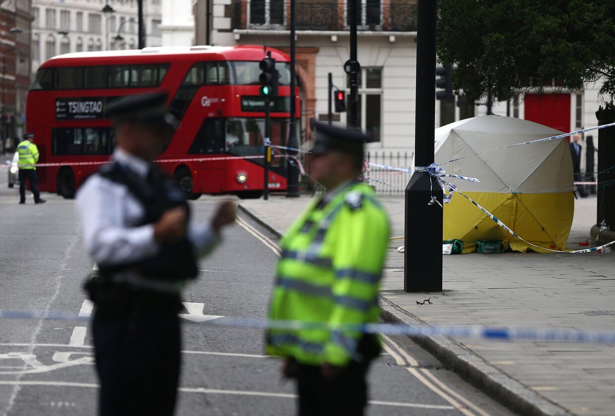 Сотрудники правоохранительных органов на месте происшествия на Рассел-сквер в Лондоне