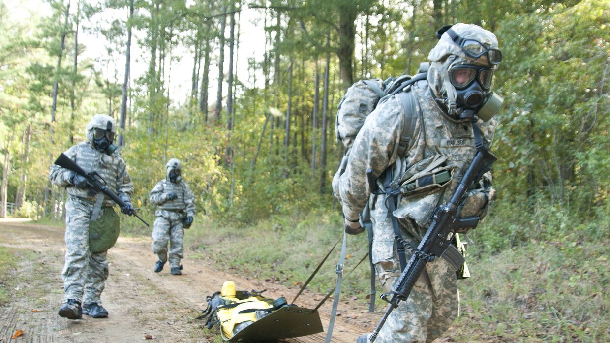 Американские солдаты на военных учениях, разведка химического заражения
