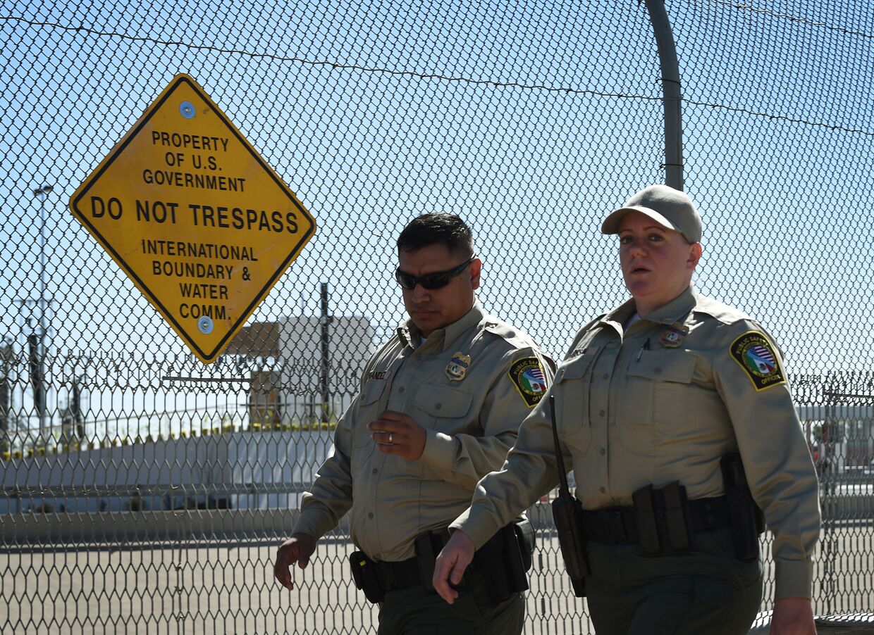 Сотрудники службы безопасности патрулируют границу США и Мексики