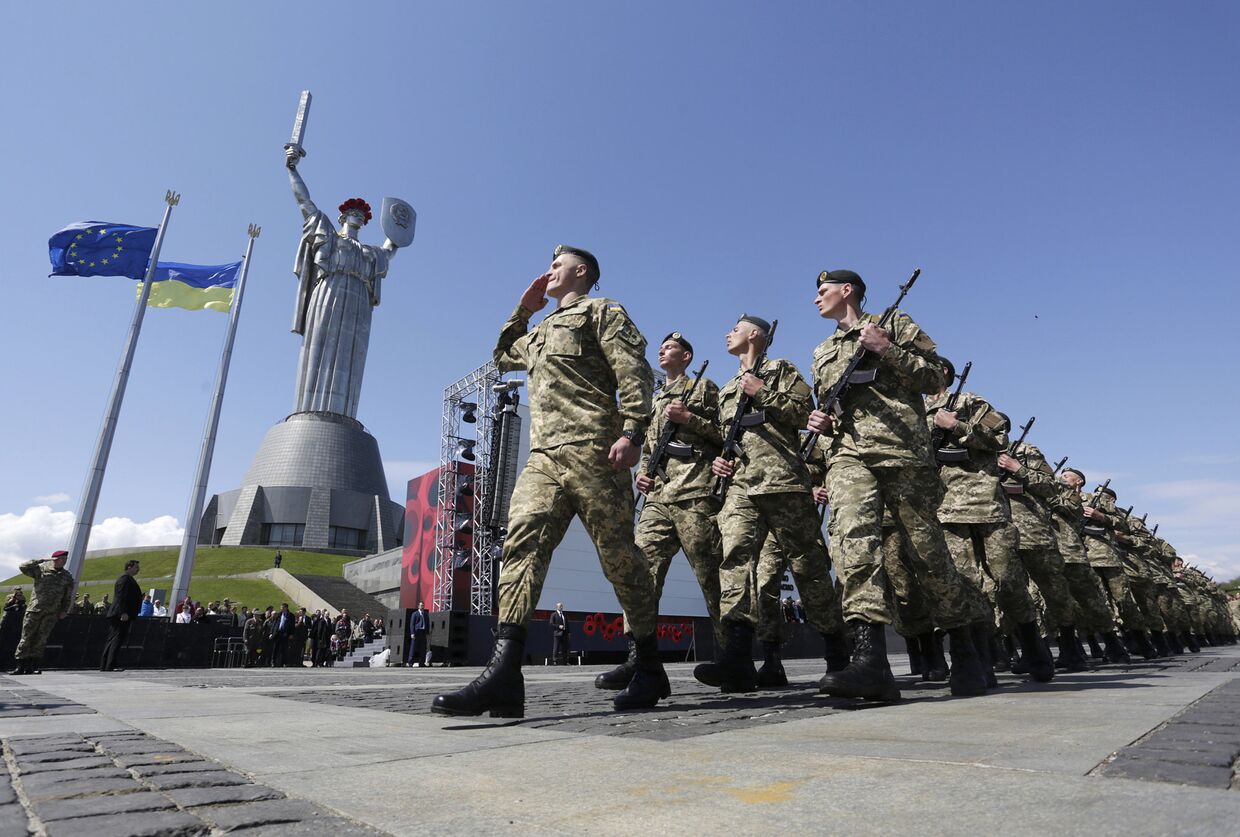 Украинские солдаты перед памятником Родина мать в Киеве