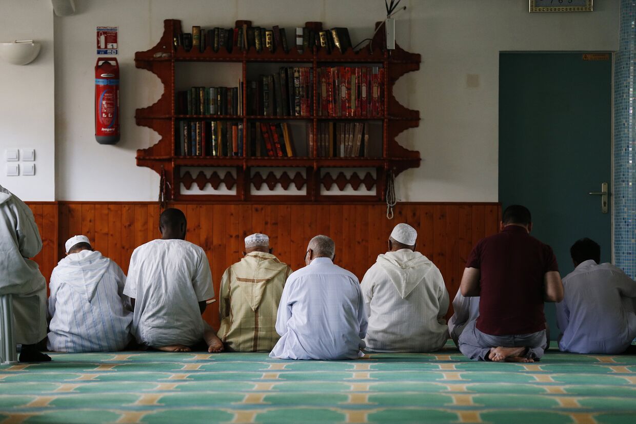 Люди молятся в мечети в Нормандии