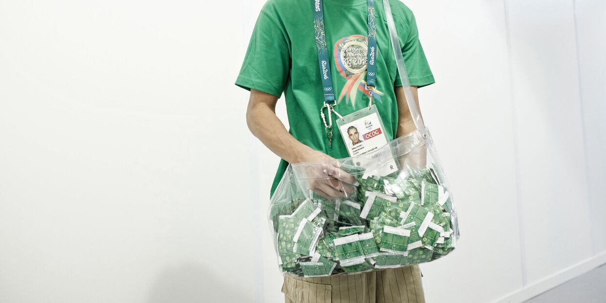 Бесплатная раздача презервативов в поликлинике Олимпийской деревне в Рио-де-Жанейро