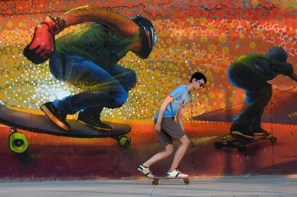 Юноша катается на скейте, Казань