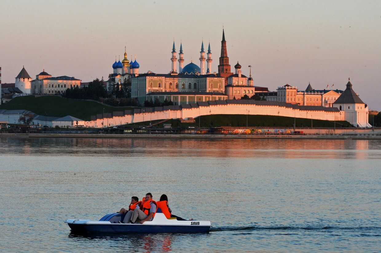 Горожане катаются на водном велосипеде на реке Казанке в Казани